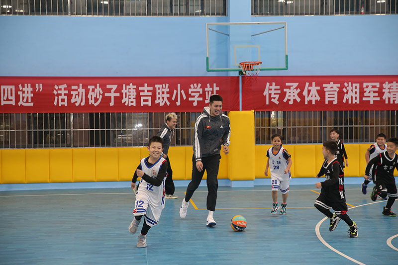  父子同台竞技书写篮球佳话