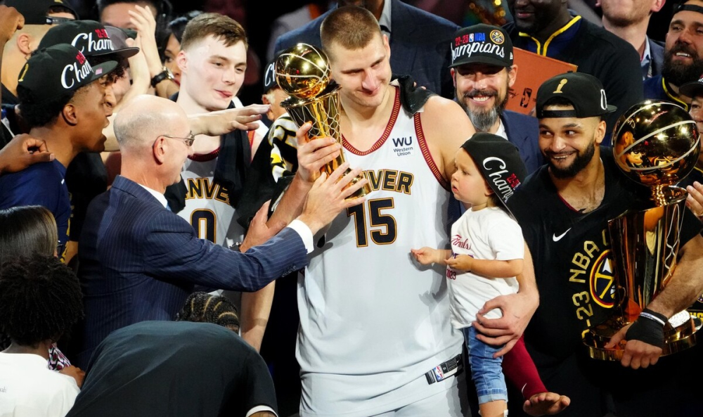  传奇球星退役赛，万人空巷致敬经典