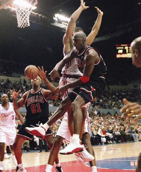  篮球纪录片热播，回顾经典瞬间感动人心