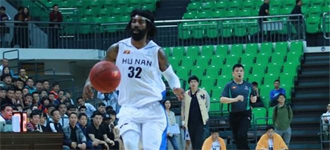  篮坛新星闪耀赛场展非凡实力