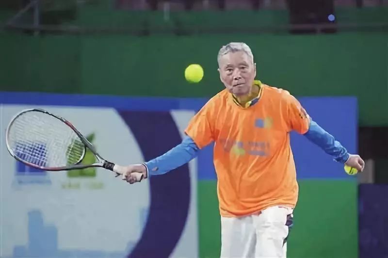 老年网球爱好者增多,养生打法注重节奏控制