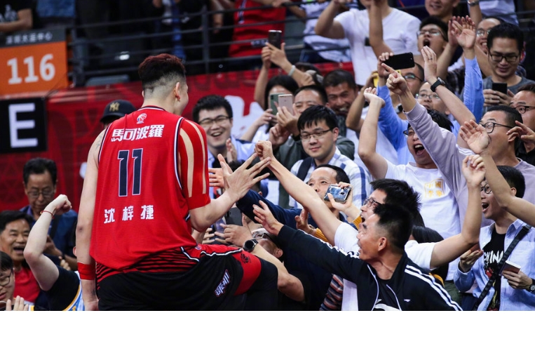  老将压哨三分绝杀，主场球迷陷入沸腾