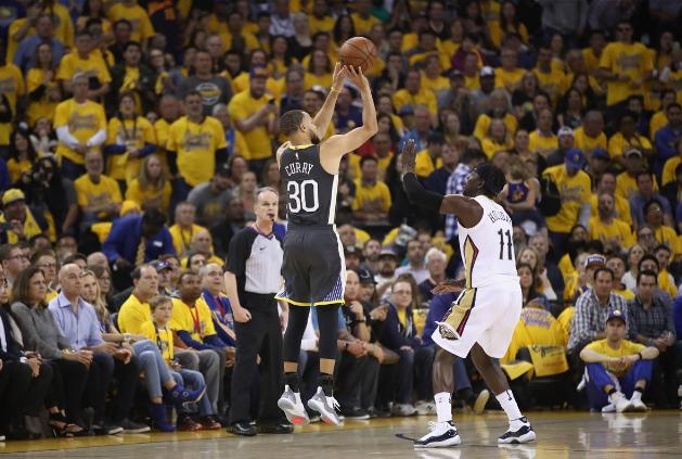  库里三分雨倾盆，勇士主场碾压鹈鹕队