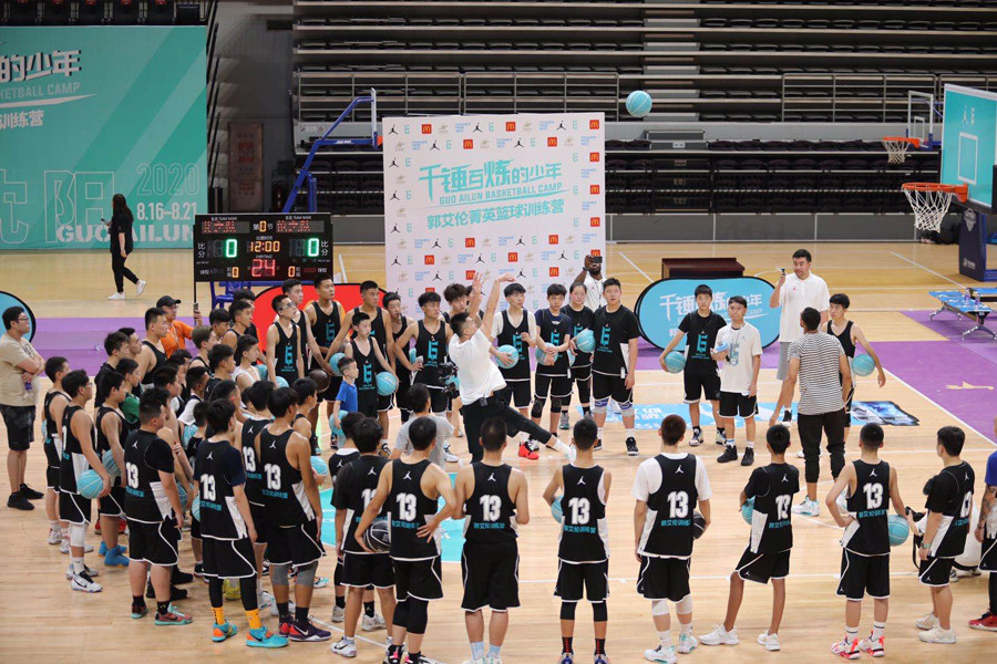青少年篮球训练营,百名新苗开启特训
