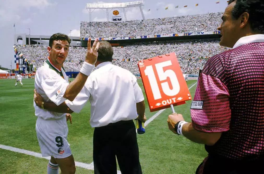  电竞裁判严格执裁，公平竞赛获赞誉